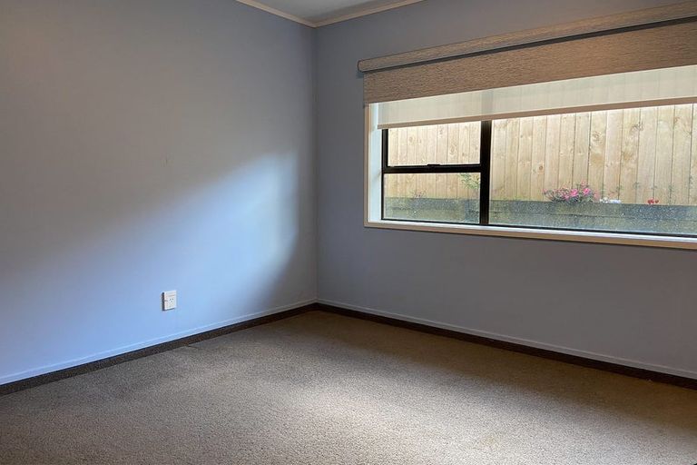 Photo of property in 1/10 Newburn Road, Waiake, Auckland, 0630