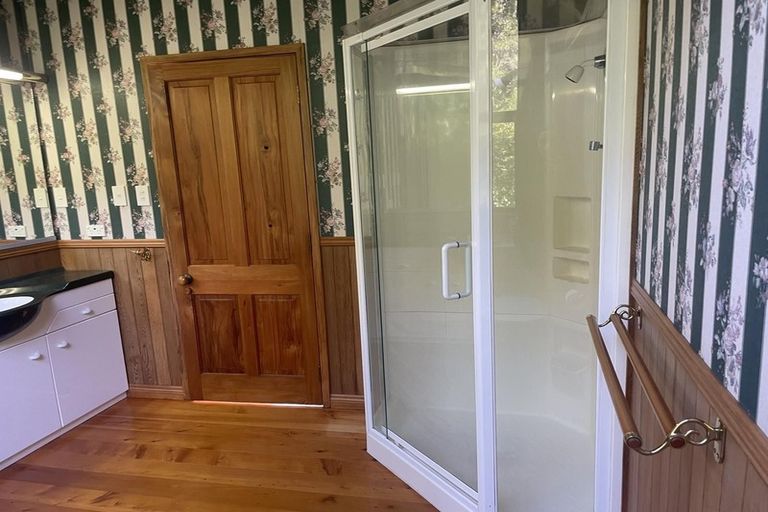 Photo of property in 18 Rayner Road, Piha, New Lynn, 0772