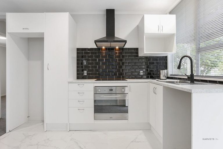 Photo of property in 37 Beaubank Road, Kelston, Auckland, 0602