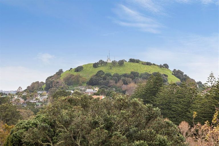 Photo of property in 30b Hanlon Crescent, Narrow Neck, Auckland, 0624