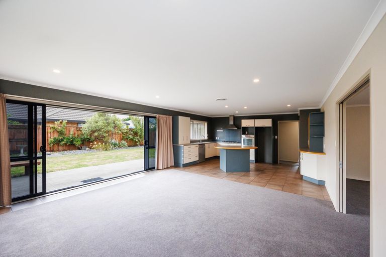 Photo of property in 12 Johnstone Drive, Fitzherbert, Palmerston North, 4410
