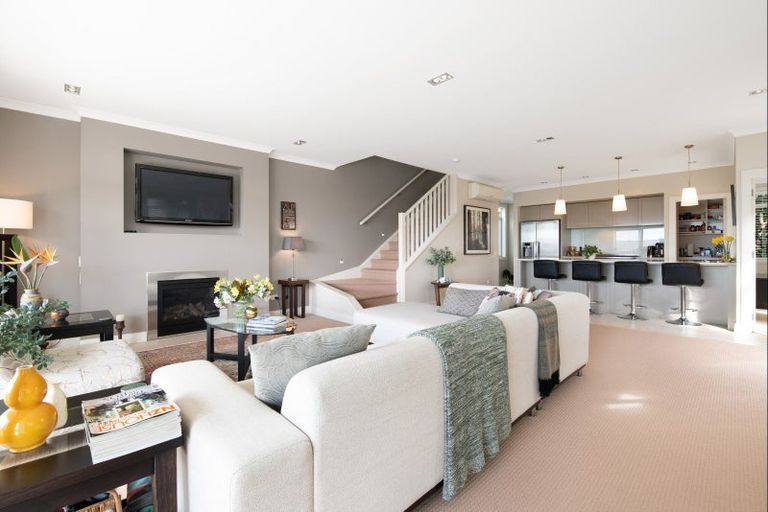 Photo of property in 9 Landmark Terrace, Orewa, 0931