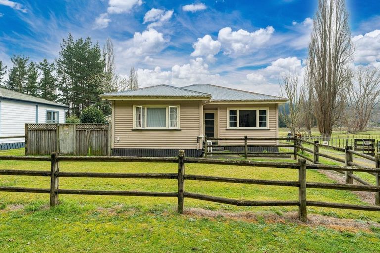 Photo of property in 12 Marsack Road, Taumarunui, 3992