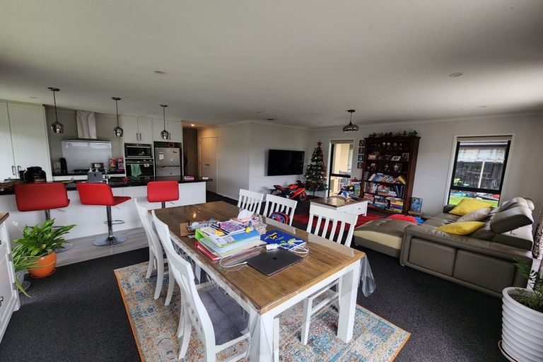 Photo of property in 10 Passchendaele Grove, Trentham, Upper Hutt, 5018