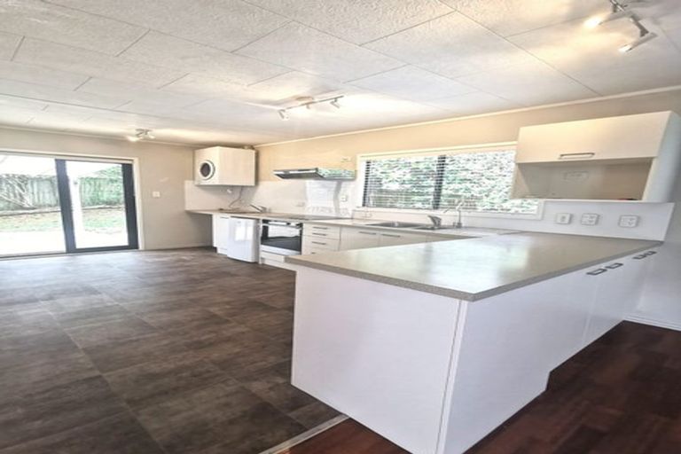 Photo of property in 9 Kupari Place, Totara Vale, Auckland, 0629