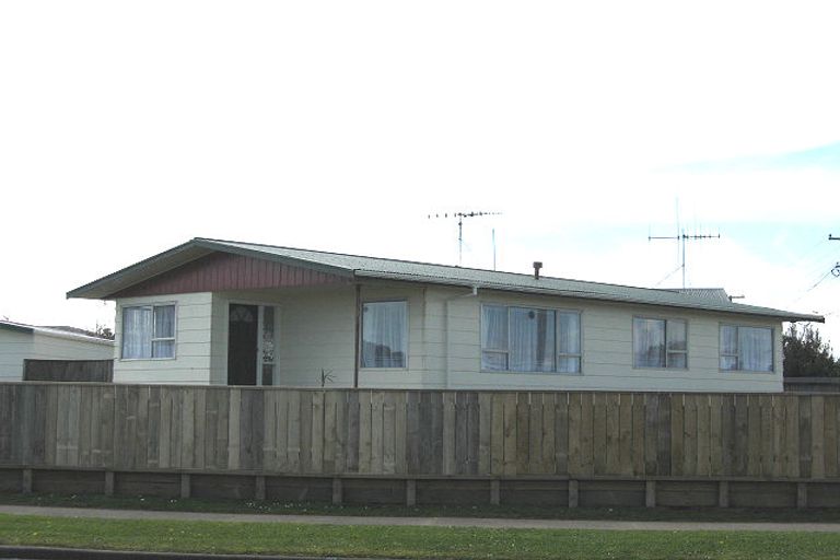 Photo of property in 100 Hinau Street, Castlecliff, Whanganui, 4501