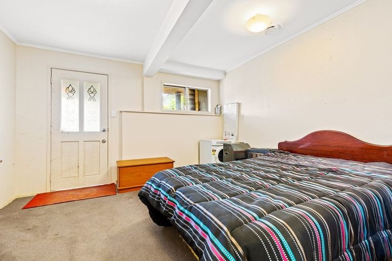 Photo of property in 30 Staincross Street, Green Bay, Auckland, 0604