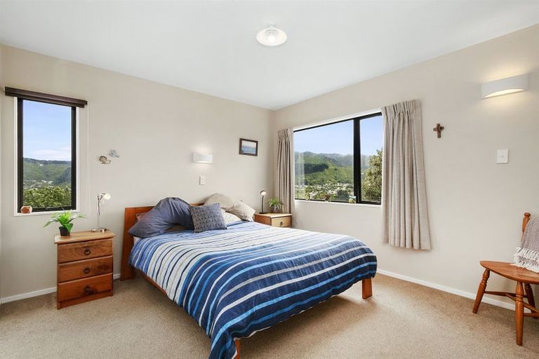 Photo of property in 2 Pikitanga Close, Tawa, Wellington, 5028