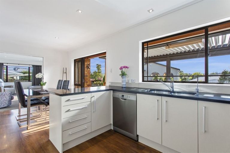 Photo of property in 2/121 Forrest Hill Road, Forrest Hill, Auckland, 0620