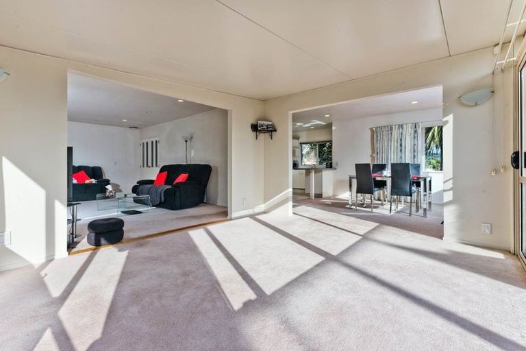 Photo of property in 8 Mandeville Place, Unsworth Heights, Auckland, 0632