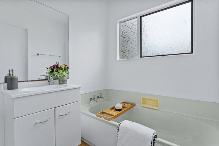 Photo of property in 1/307a Wairau Road, Totara Vale, Auckland, 0627