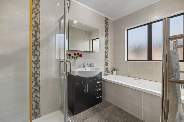 Photo of property in 6 Coubray Place, Botany Downs, Auckland, 2010