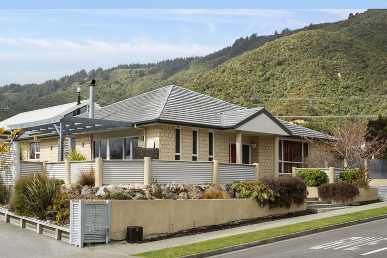 Photo of property in 2 Nautique Place, Waikawa, Picton, 7220