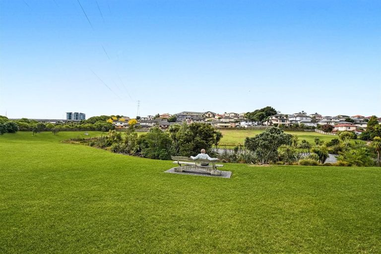 Photo of property in 12 Mediterranean Way, Goodwood Heights, Auckland, 2105