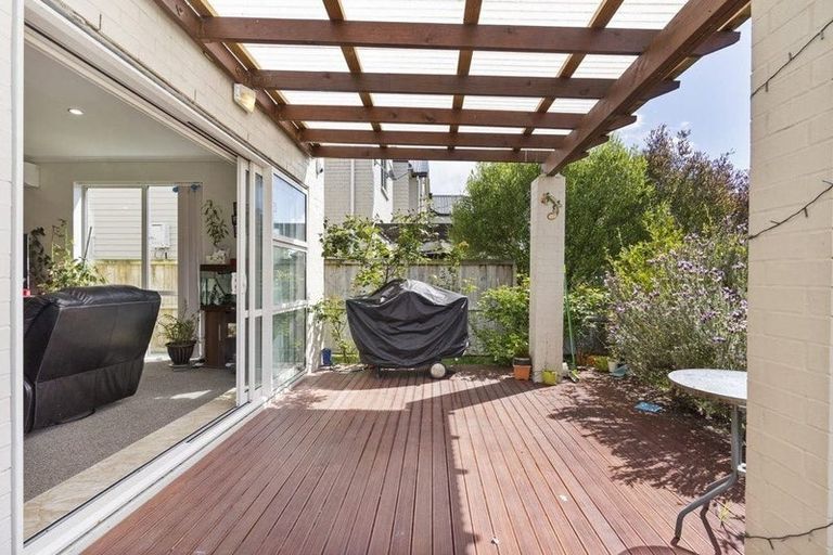 Photo of property in 31 Popokatea Drive, Takanini, 2112