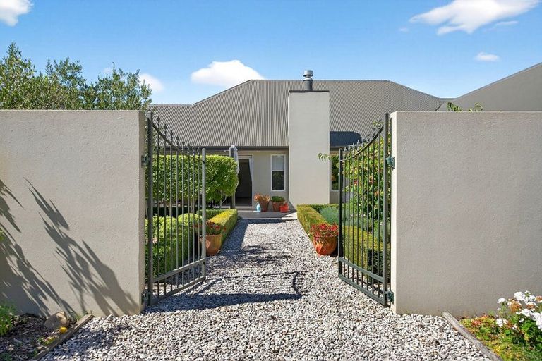 Photo of property in 10 Fairway Drive, Martinborough, 5711