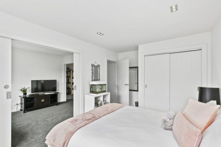 Photo of property in 25 Cromwell Point, Newlands, Wellington, 6037