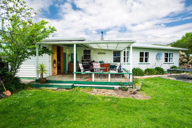 Photo of property in 15 Ioapa Road, Te Karaka, 4022