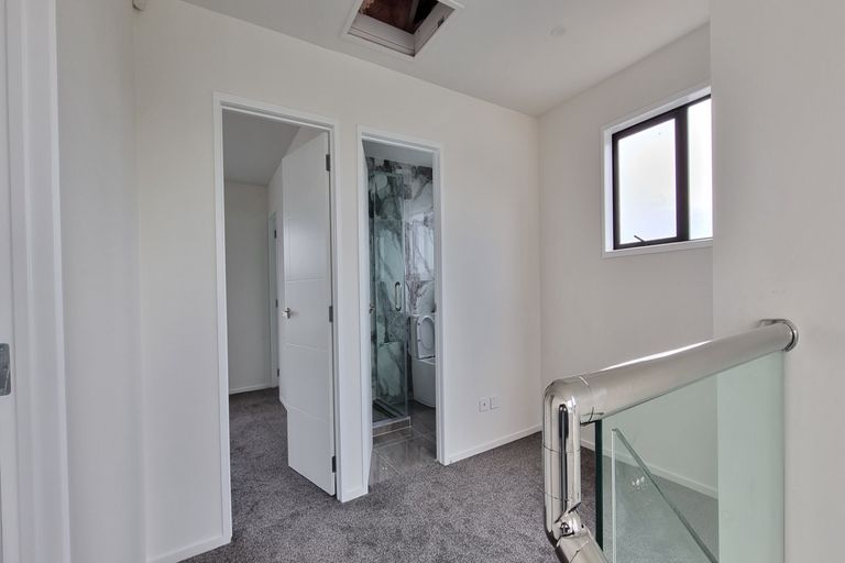 Photo of property in 2b Glenvil Lane, Te Atatu Peninsula, Auckland, 0610