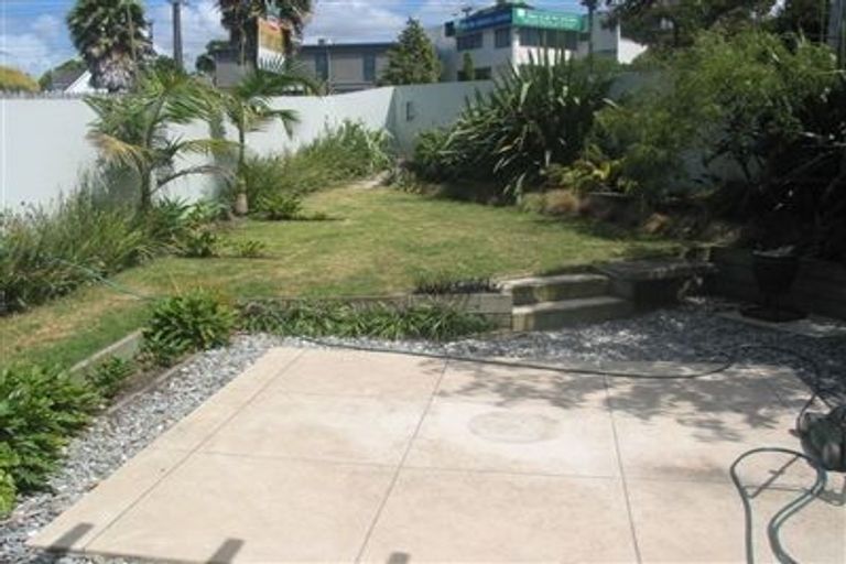 Photo of property in 2/6 Nile Road, Milford, Auckland, 0620
