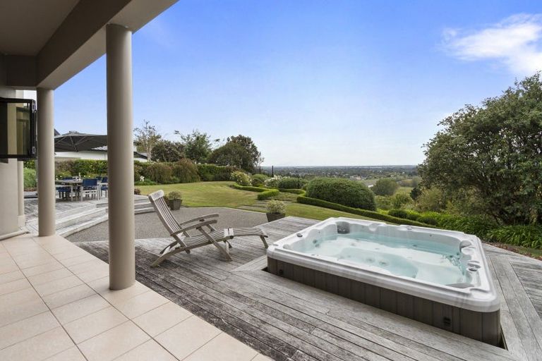 Photo of property in 70 Waicola Drive, Fitzherbert, Palmerston North, 4471