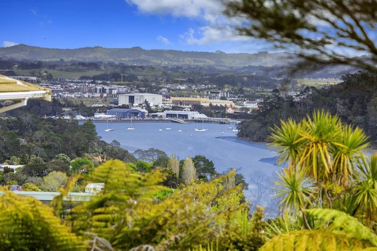 Photo of property in 18 Pemberton Avenue, Bayview, Auckland, 0629