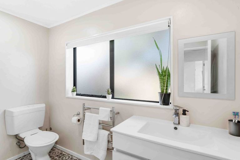 Photo of property in 2/19 Sailfish Drive, West Harbour, Auckland, 0618