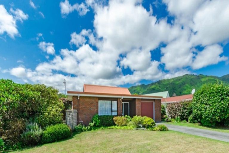 Photo of property in 9 Awanui Drive, Waikanae, 5036