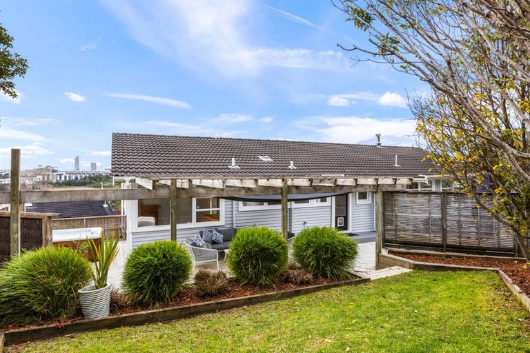 Photo of property in 1/21 Deuxberry Avenue, Northcote, Auckland, 0627