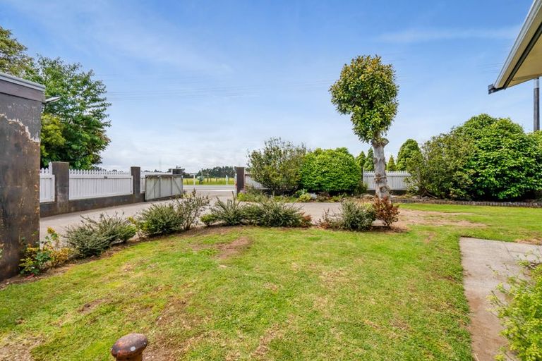 Photo of property in 376 South Road, Omata, New Plymouth, 4374