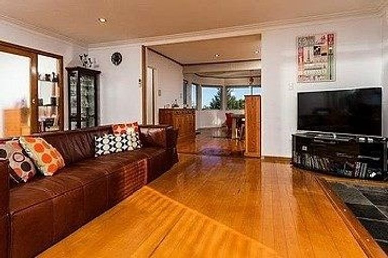 Photo of property in 1/288 East Coast Road, Forrest Hill, Auckland, 0620