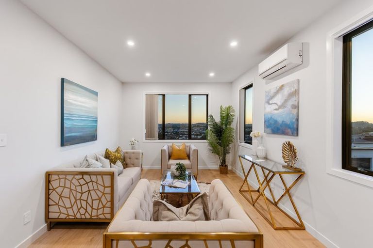 Photo of property in 17 Manawanui Way, Orewa, 0931