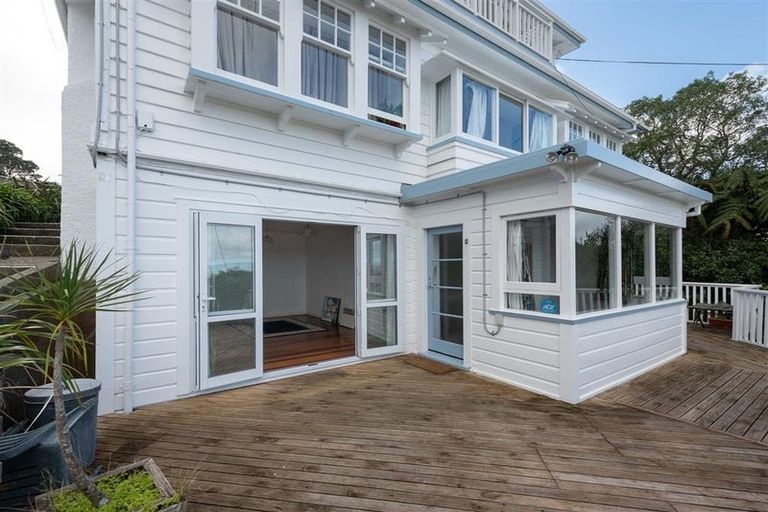 Photo of property in 118 Kelburn Parade, Kelburn, Wellington, 6012