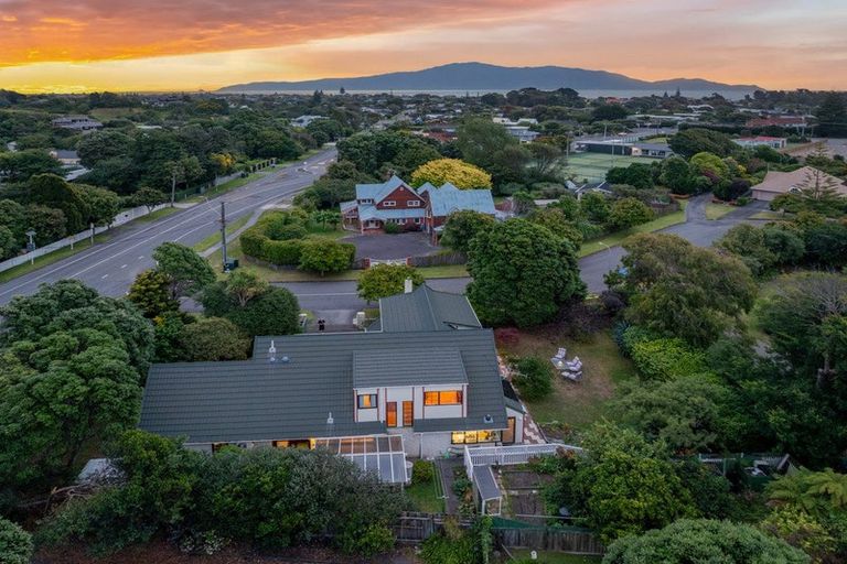 Photo of property in 2 Lavinia Grove, Waikanae Beach, Waikanae, 5036