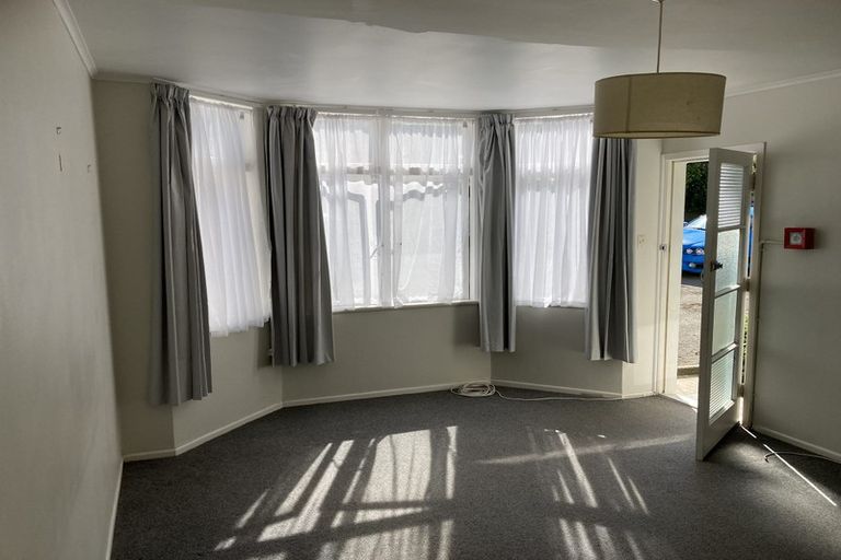 Photo of property in 87 Queens Drive, Lyall Bay, Wellington, 6022