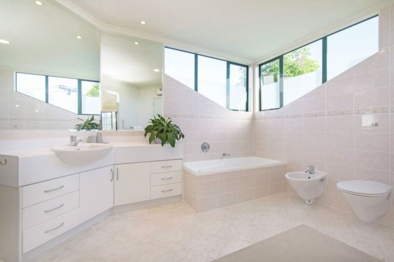 Photo of property in 2 Beach Road, Mellons Bay, Auckland, 2014