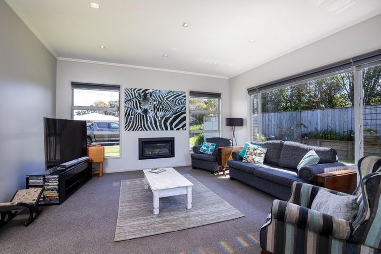 Photo of property in 4 Neve Place, Strandon, New Plymouth, 4312
