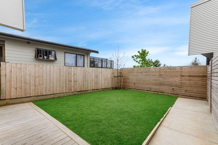 Photo of property in 13/15 Chivalry Road, Glenfield, Auckland, 0629