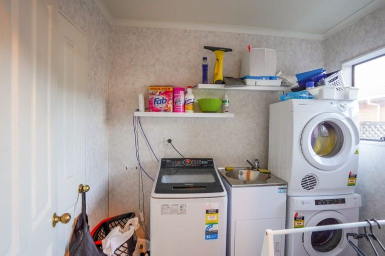 Photo of property in 25 Rosebank Avenue, Kelvin Grove, Palmerston North, 4414