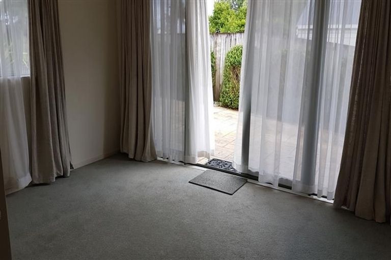 Photo of property in 8 Target Road, Totara Vale, Auckland, 0629