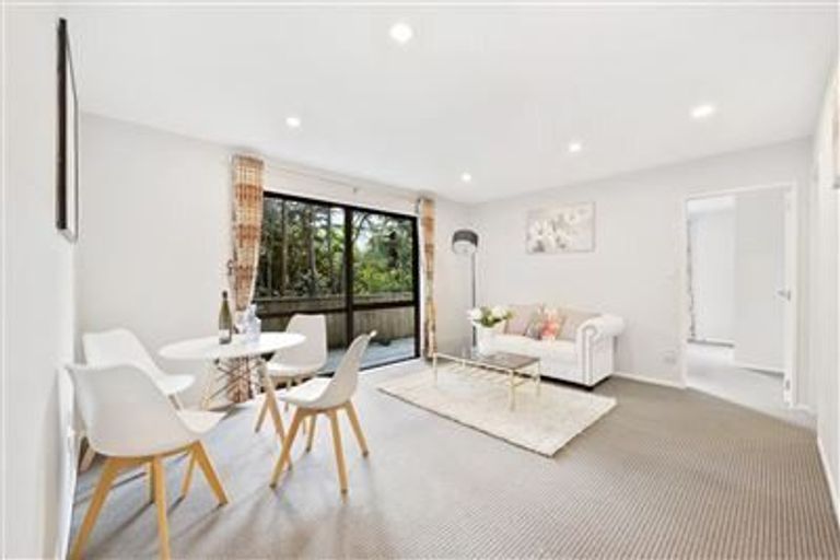 Photo of property in 32 The Enclave, Totara Heights, Auckland, 2105