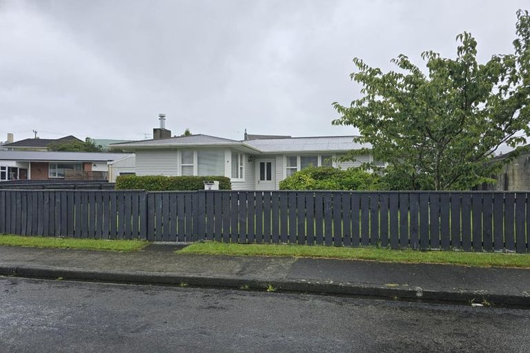 Photo of property in 4 Tiwakawaka Grove, Heretaunga, Upper Hutt, 5018