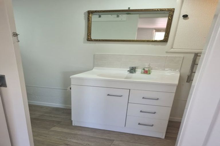 Photo of property in 102 Saddleback Rise, Murrays Bay, Auckland, 0630