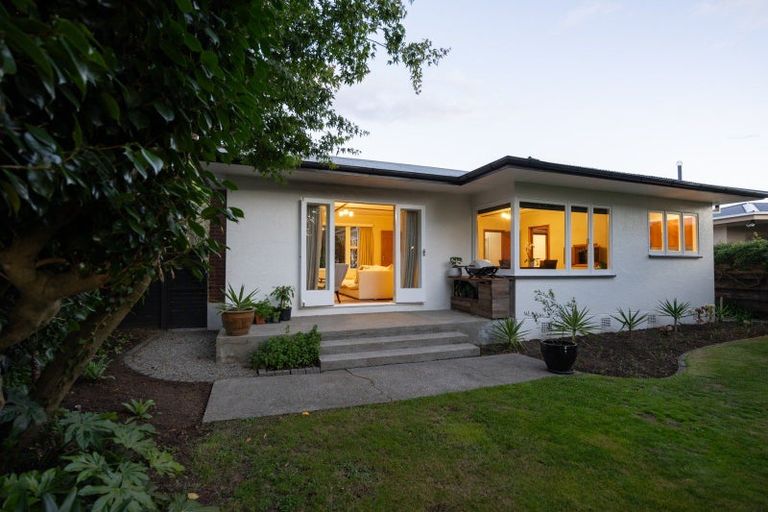 Photo of property in 27 Winston Avenue, Hokowhitu, Palmerston North, 4410