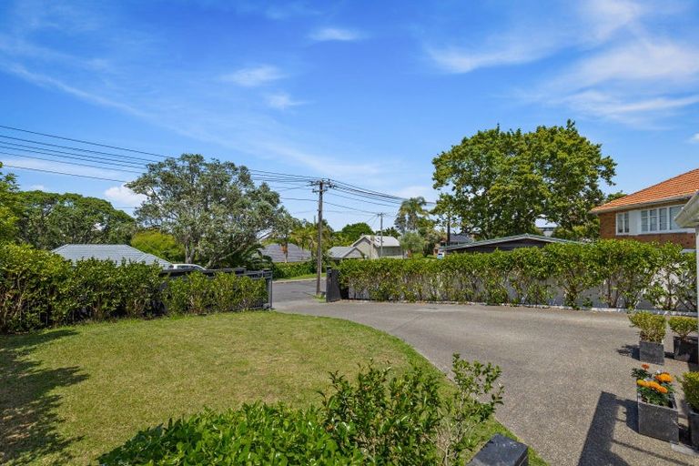 Photo of property in 28 Hanlon Crescent, Narrow Neck, Auckland, 0624