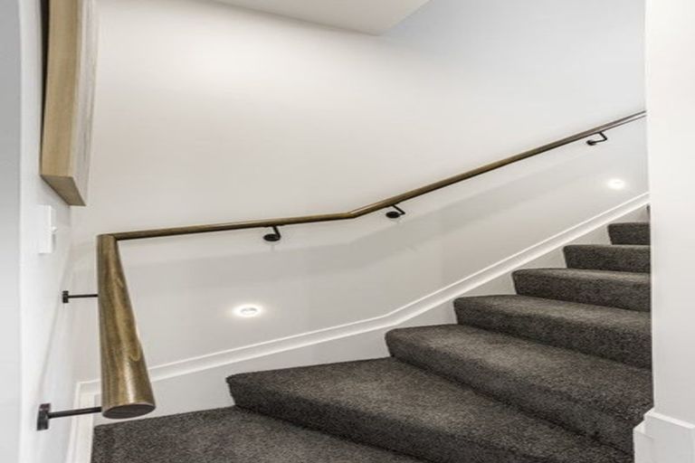 Photo of property in 2/13 Fairdale Place, Birkdale, Auckland, 0626