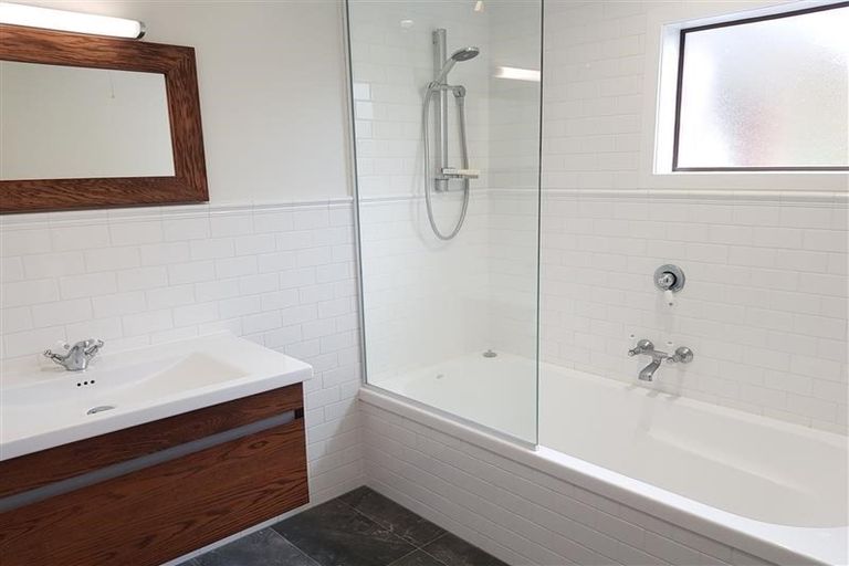 Photo of property in 1 Ti Nana Crescent, Henderson, Auckland, 0610