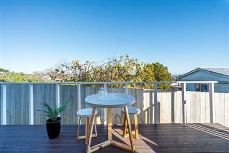 Photo of property in 1/18 Glenfield Road, Birkenhead, Auckland, 0626