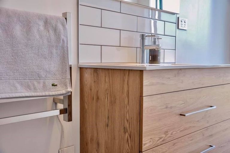 Photo of property in 15 Vogwill Road, Kumeu, 0810