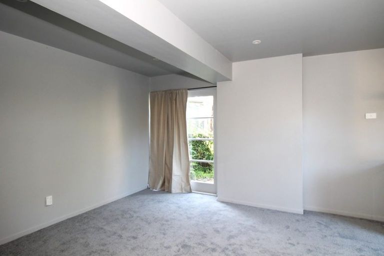 Photo of property in 16 Avonleigh Road, Green Bay, Auckland, 0604